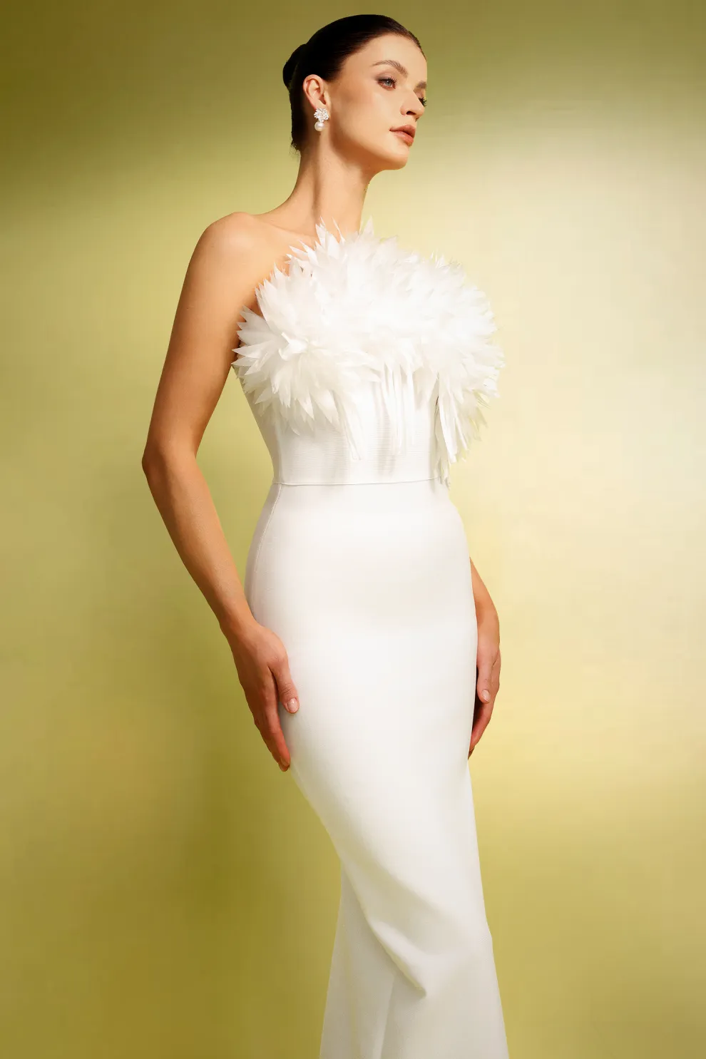 KSENIA – Tüy Detaylı Straplez Beyaz Bandaj Elbise