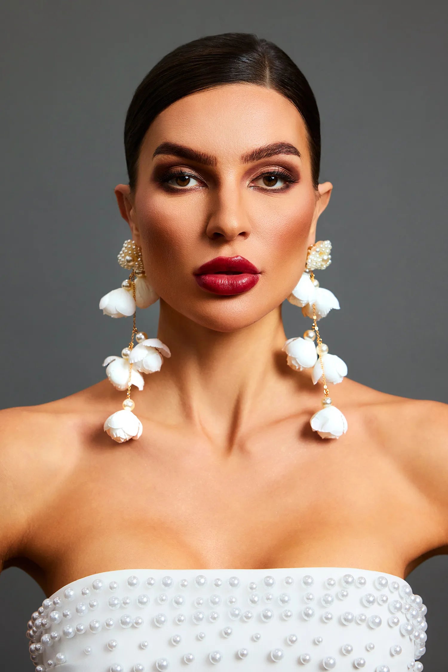 ROSIE Beyaz Çiçek ve İnci Sallantılı Küpe