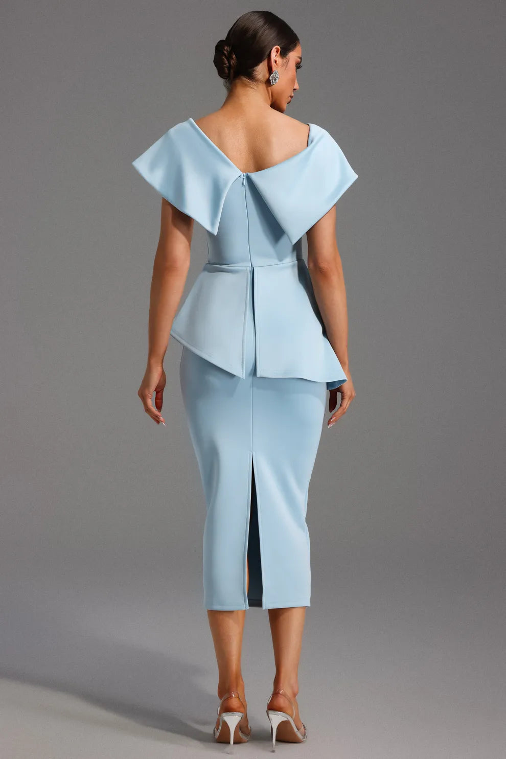 HIMMELBLAU ELEGANCE – Peplum ve Omuz Pelerinli Midi Kalem Elbise