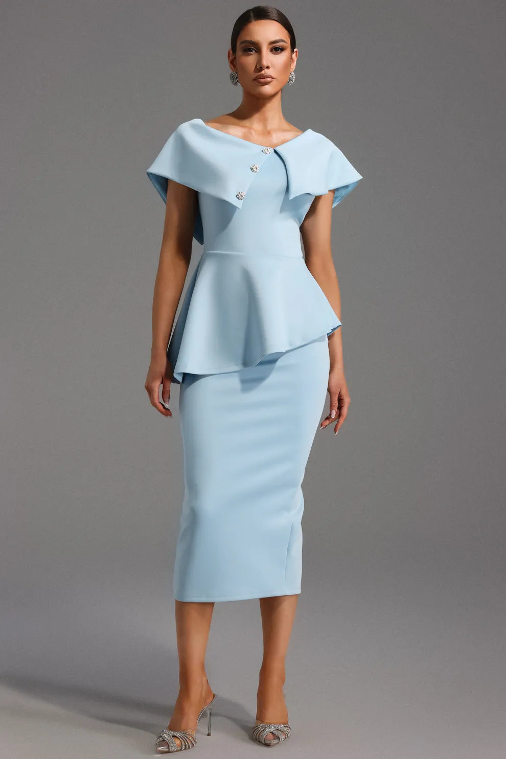 HIMMELBLAU ELEGANCE – Peplum ve Omuz Pelerinli Midi Kalem Elbise