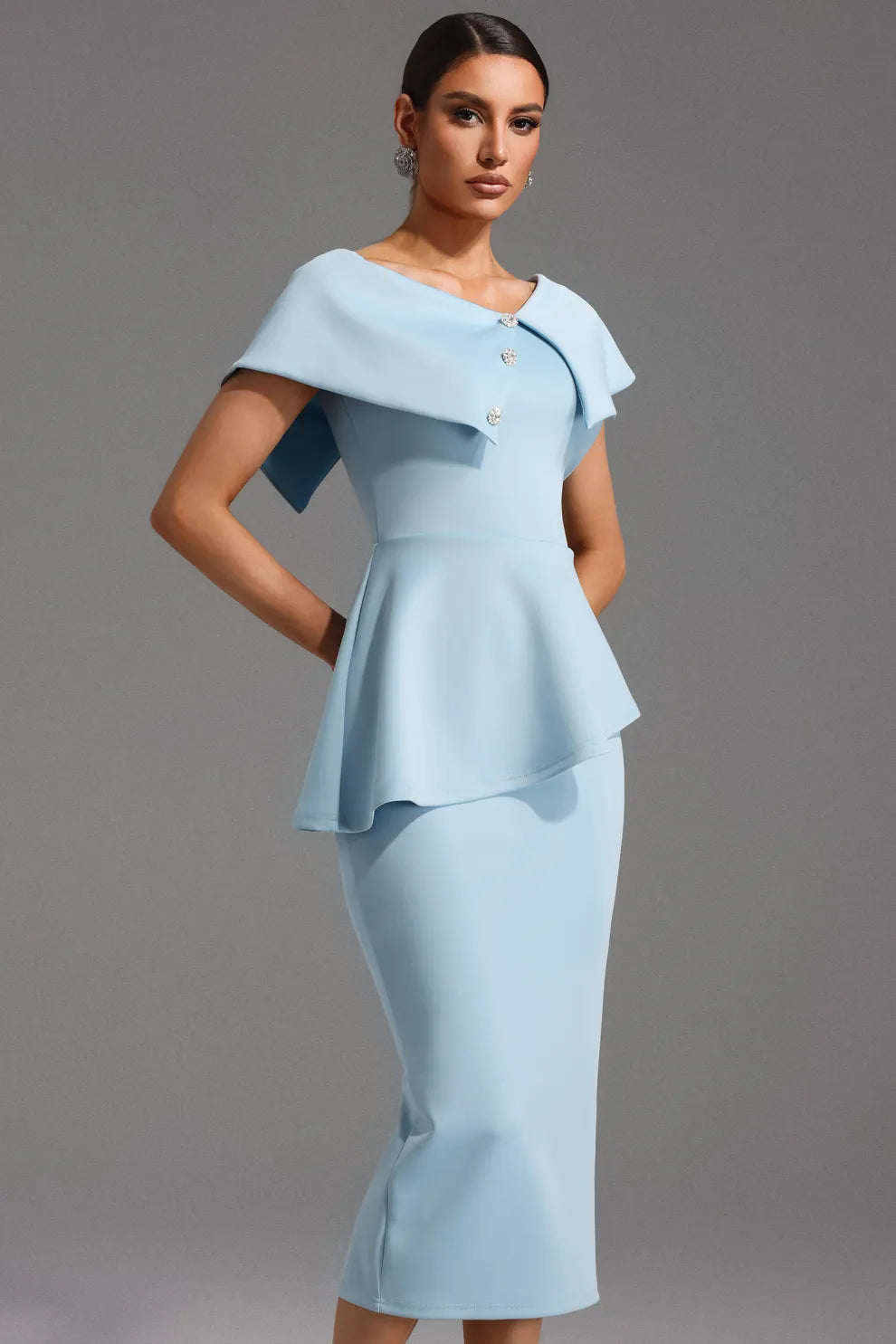 HIMMELBLAU ELEGANCE – Peplum ve Omuz Pelerinli Midi Kalem Elbise