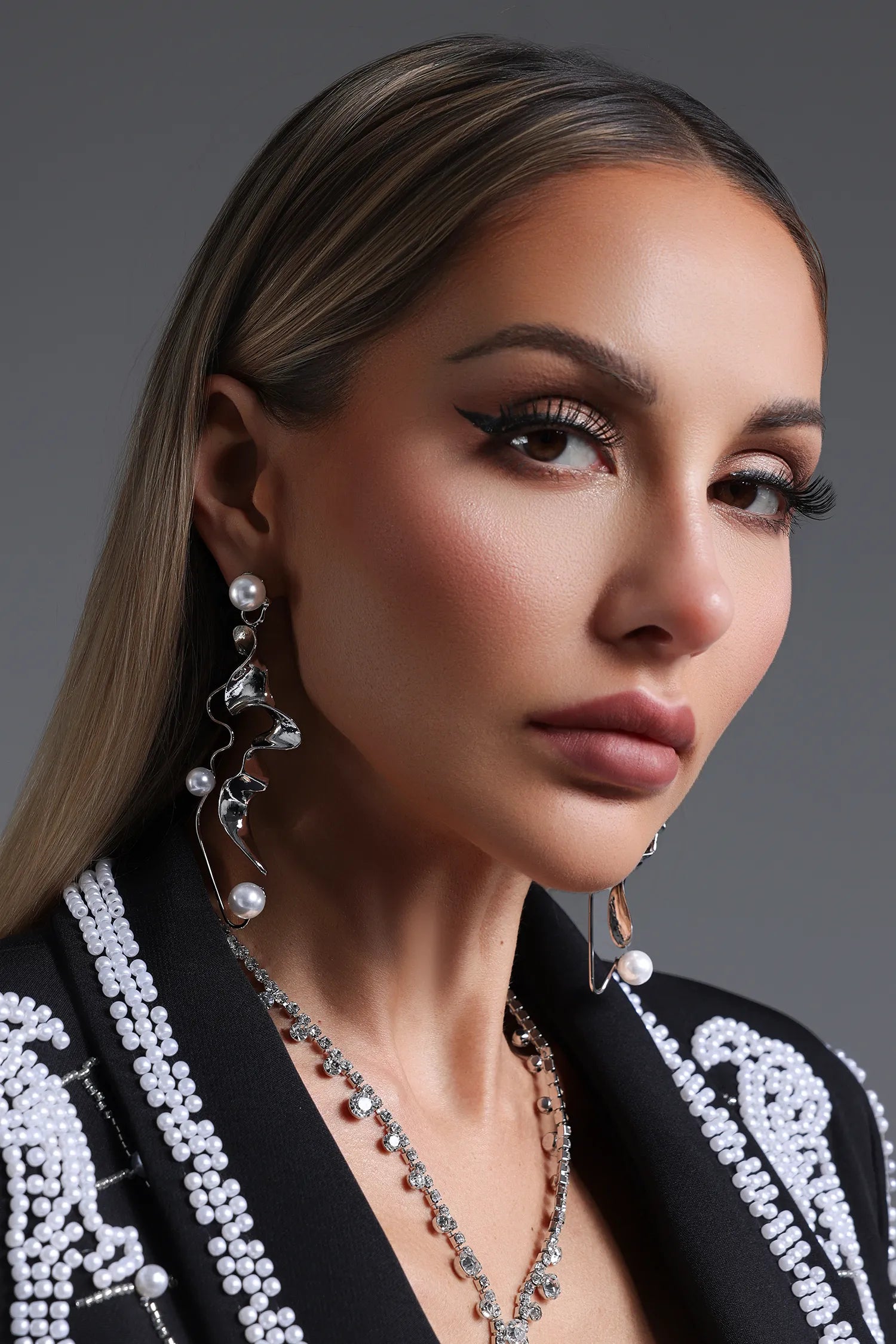 LYLA Gümüş Rengi ve İnci Detaylı Küpe