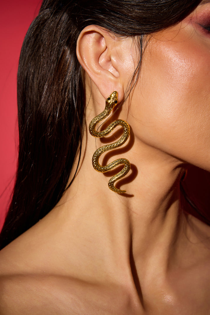 MEDUSA Yılan Figürlü Sallantılı Gold Küpe