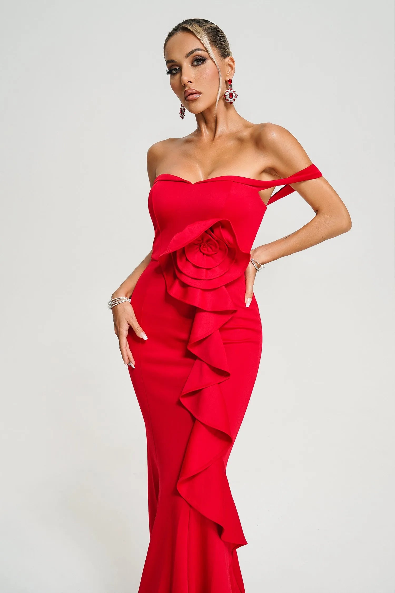 Carmen - Gül Detaylı ve Volanlı Kırmızı Elbise